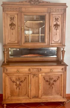 Buffet deux corps de style Louis XVI en chêne sculpté avec miroir – Né