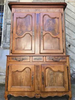 Buffet deux-corps d’époque Louis XV en noyer massif – XVIIIe siècle