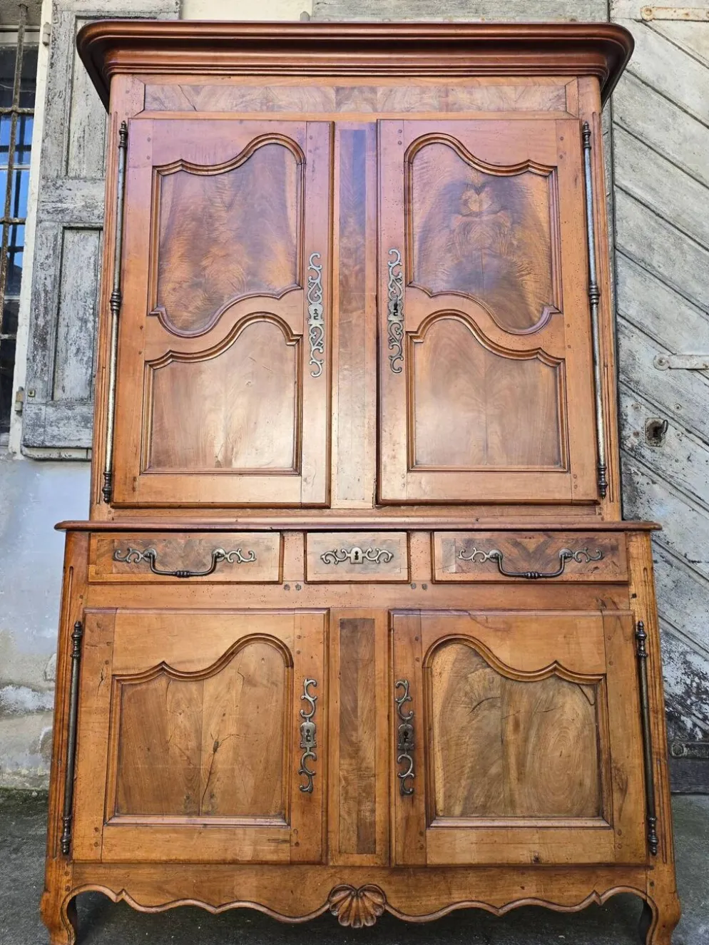 Buffet deux-corps d’époque Louis XV en noyer massif – XVIIIe siècle