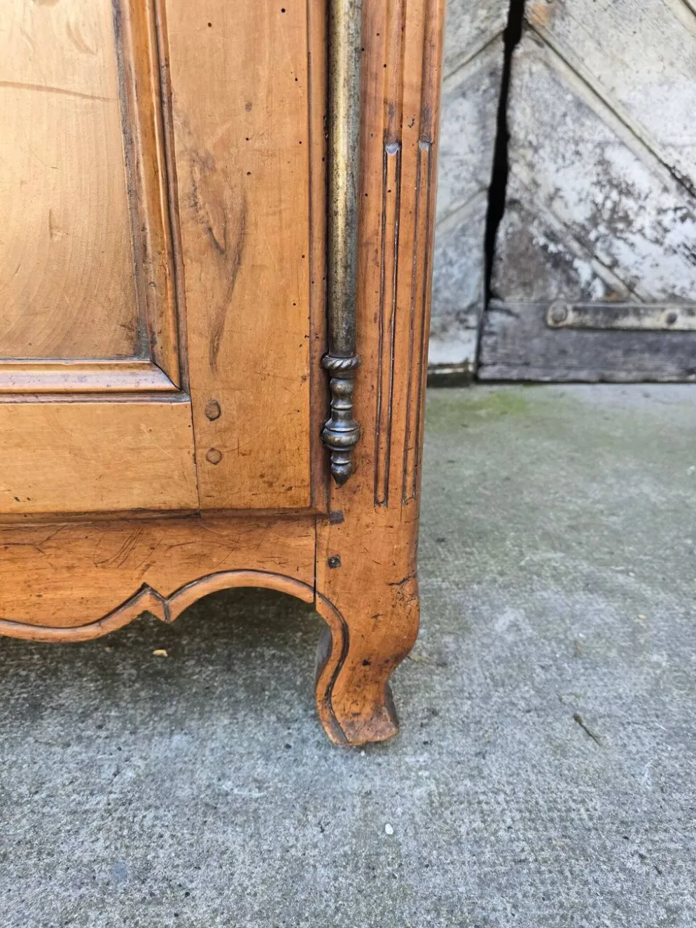 Buffet deux-corps d’époque Louis XV en noyer massif – XVIIIe siècle