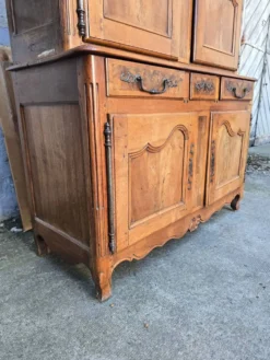Buffet deux-corps d’époque Louis XV en noyer massif – XVIIIe siècle