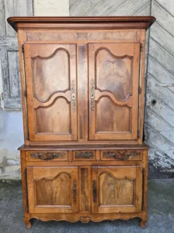 Buffet deux-corps d’époque Louis XV en noyer massif – XVIIIe siècle