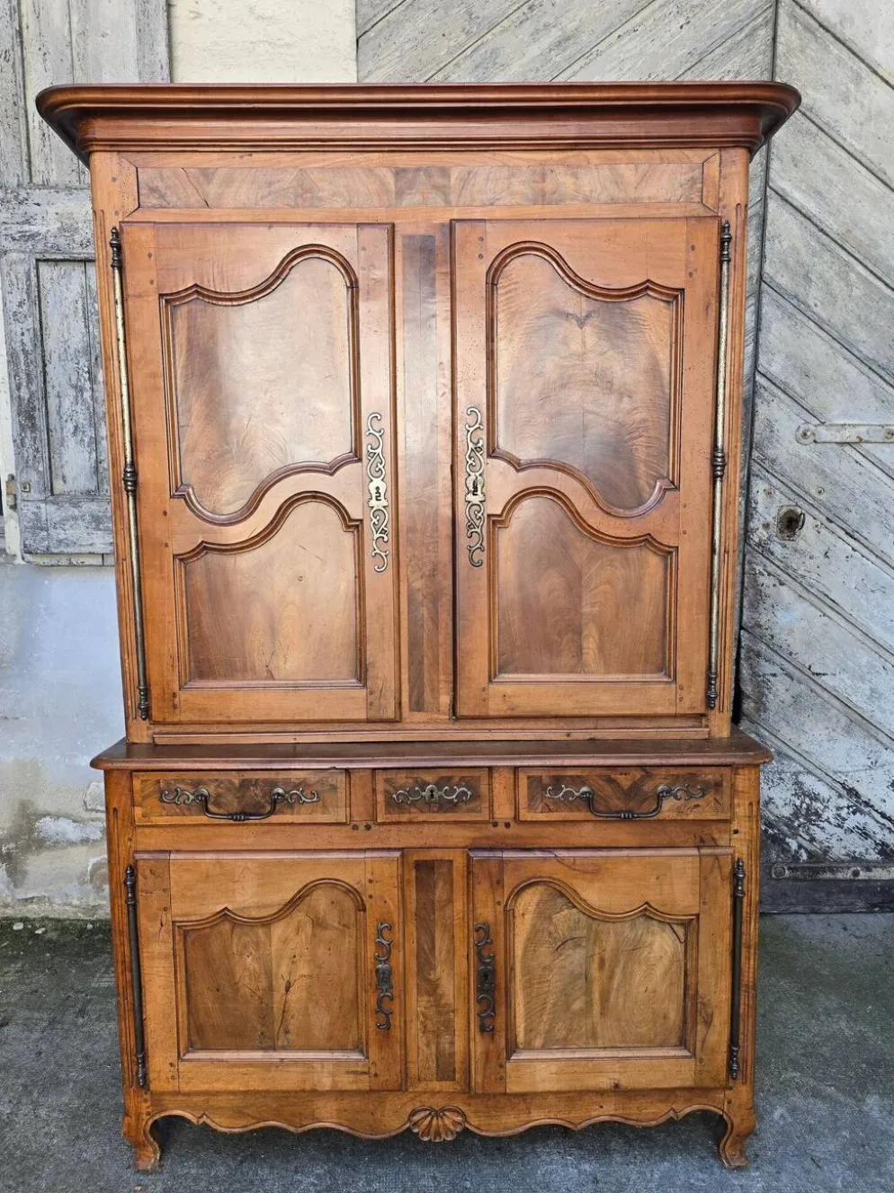 Buffet deux-corps d’époque Louis XV en noyer massif – XVIIIe siècle