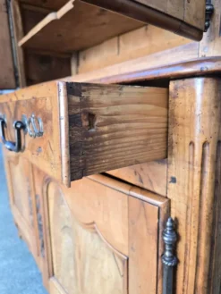 Buffet deux-corps d’époque Louis XV en noyer massif – XVIIIe siècle
