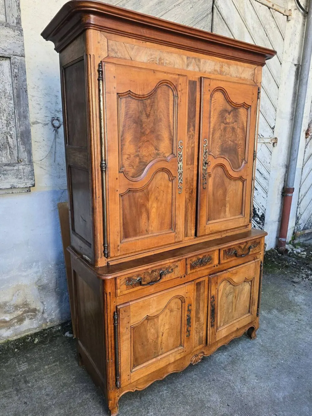 Buffet deux-corps d’époque Louis XV en noyer massif – XVIIIe siècle