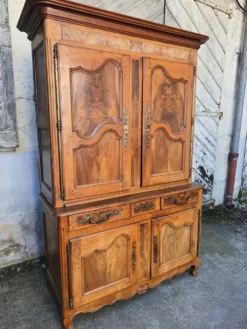 Buffet deux-corps d’époque Louis XV en noyer massif – XVIIIe siècle