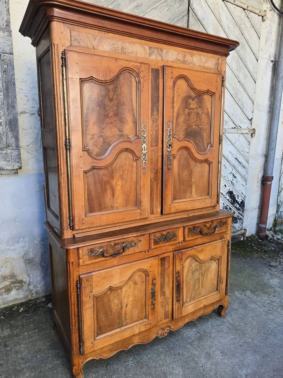 Buffet deux-corps d’époque Louis XV en noyer massif – XVIIIe siècle