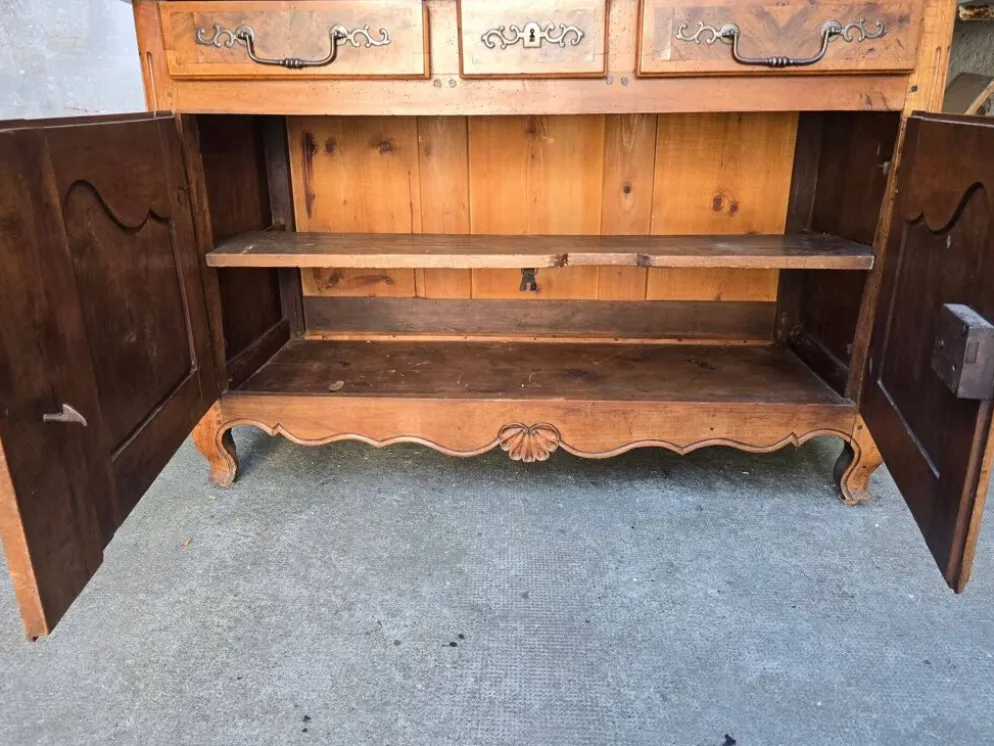 Buffet deux-corps d’époque Louis XV en noyer massif – XVIIIe siècle