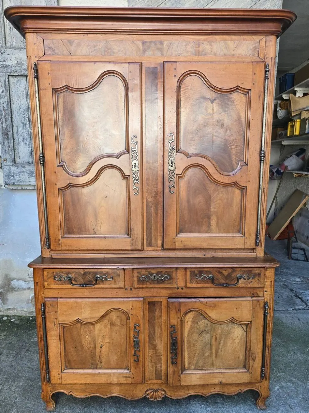 Buffet deux-corps d’époque Louis XV en noyer massif – XVIIIe siècle