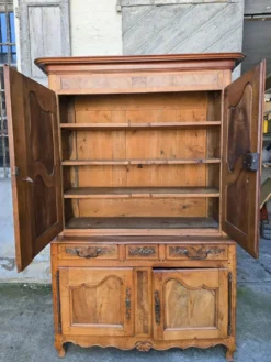 Buffet deux-corps d’époque Louis XV en noyer massif – XVIIIe siècle