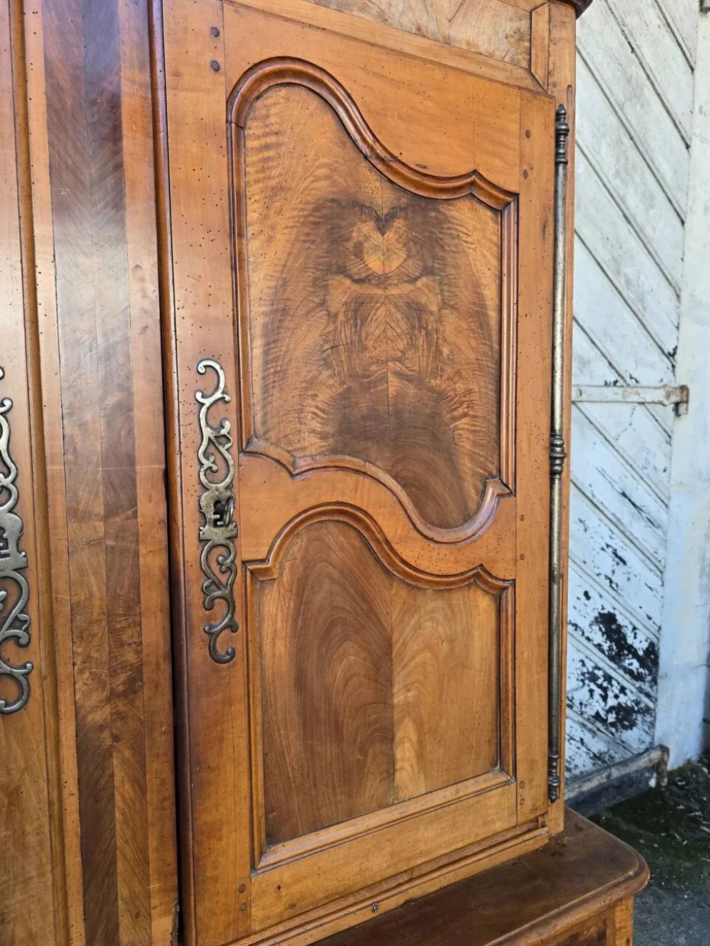 Buffet deux-corps d’époque Louis XV en noyer massif – XVIIIe siècle