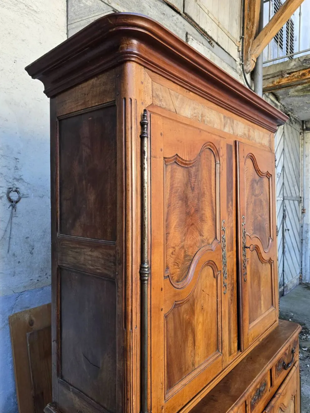 Buffet deux-corps d’époque Louis XV en noyer massif – XVIIIe siècle