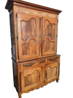Buffet deux-corps d’époque Louis XV en noyer massif – XVIIIe siècle