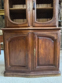 Buffet deux corps en chêne de style Louis XIV du XIX ème siècle
