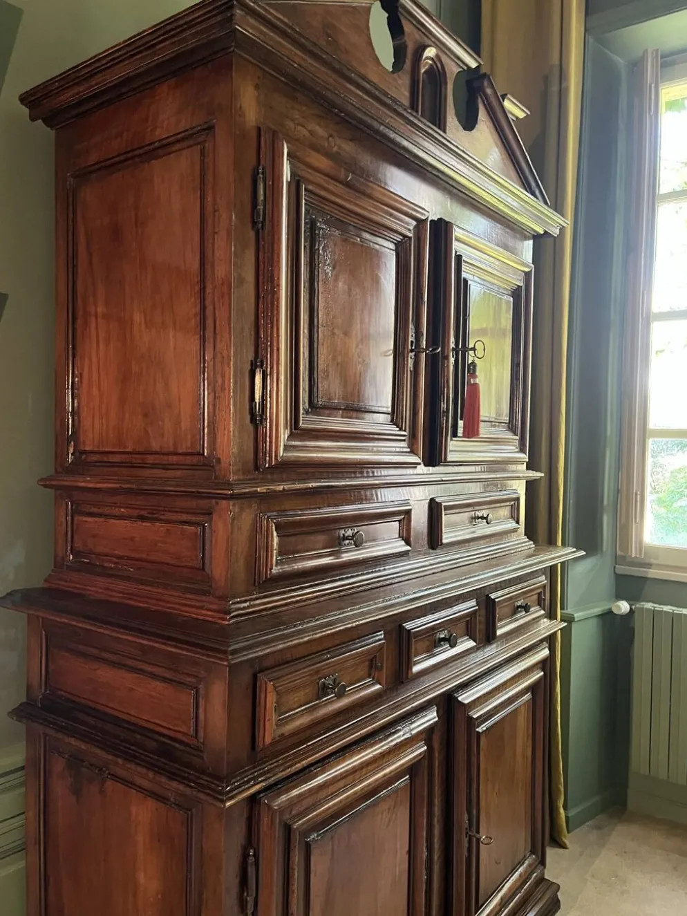 Buffet deux corps en noyer Haute époque régional