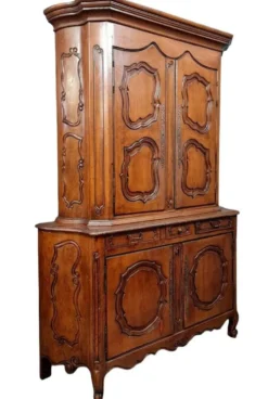 buffet deux corps galbé style Louis XV en noyer