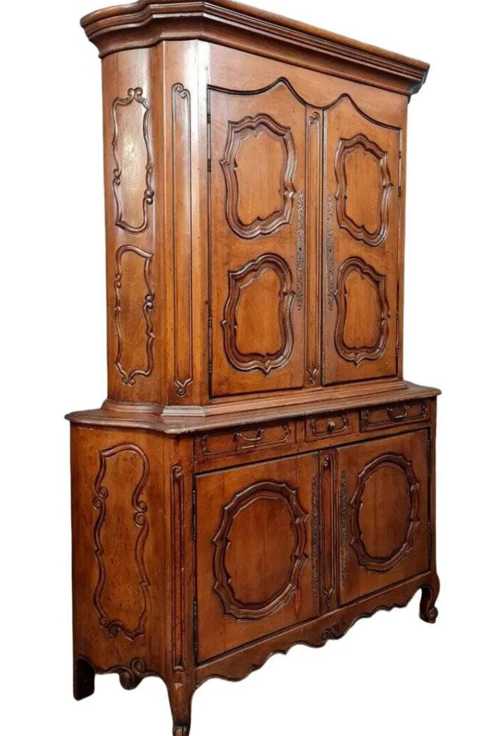 buffet deux corps galbé style Louis XV en noyer