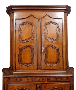buffet deux corps galbé style Louis XV en noyer