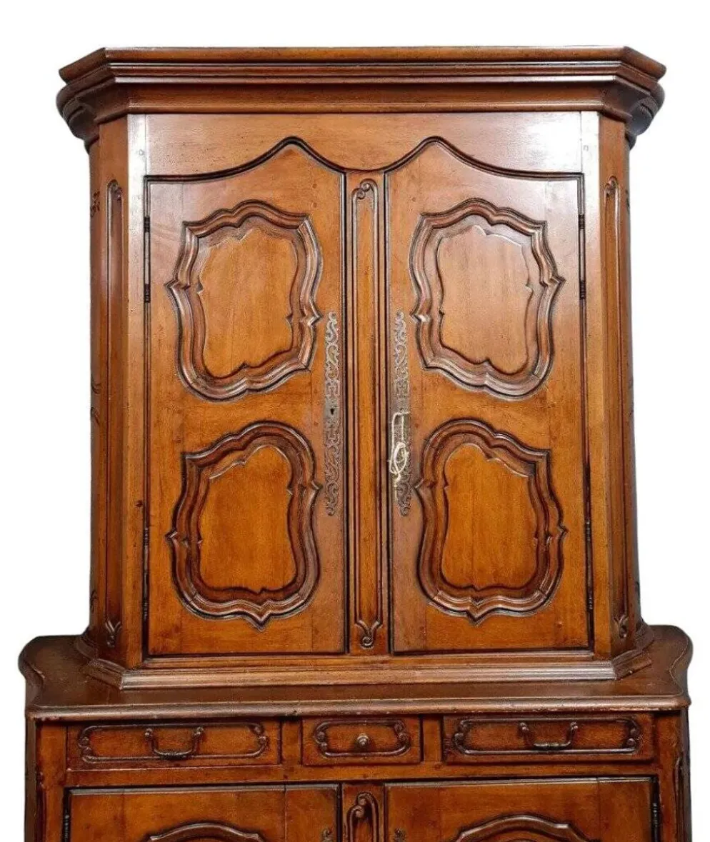 buffet deux corps galbé style Louis XV en noyer