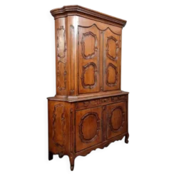 buffet deux corps galbé style Louis XV en noyer