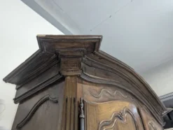 Buffet deux corps Louis XV en chêne à panneaux chantournés