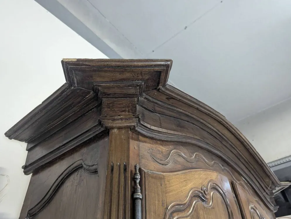 Buffet deux corps Louis XV en chêne à panneaux chantournés