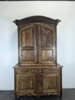 Buffet deux corps Louis XV en chêne à panneaux chantournés