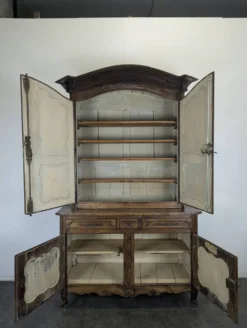 Buffet deux corps Louis XV en chêne à panneaux chantournés