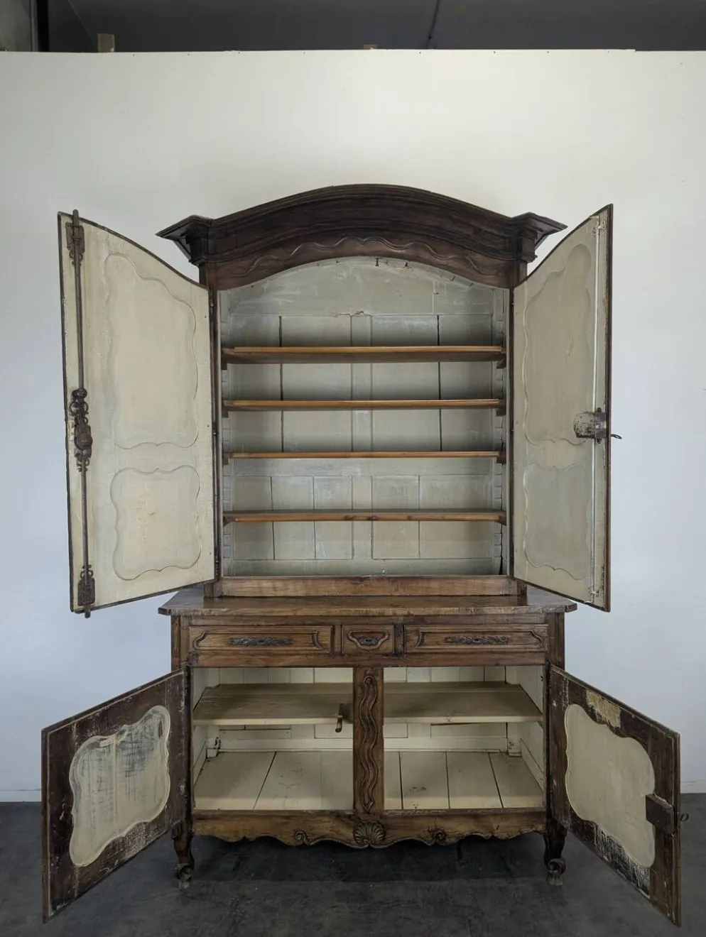 Buffet deux corps Louis XV en chêne à panneaux chantournés