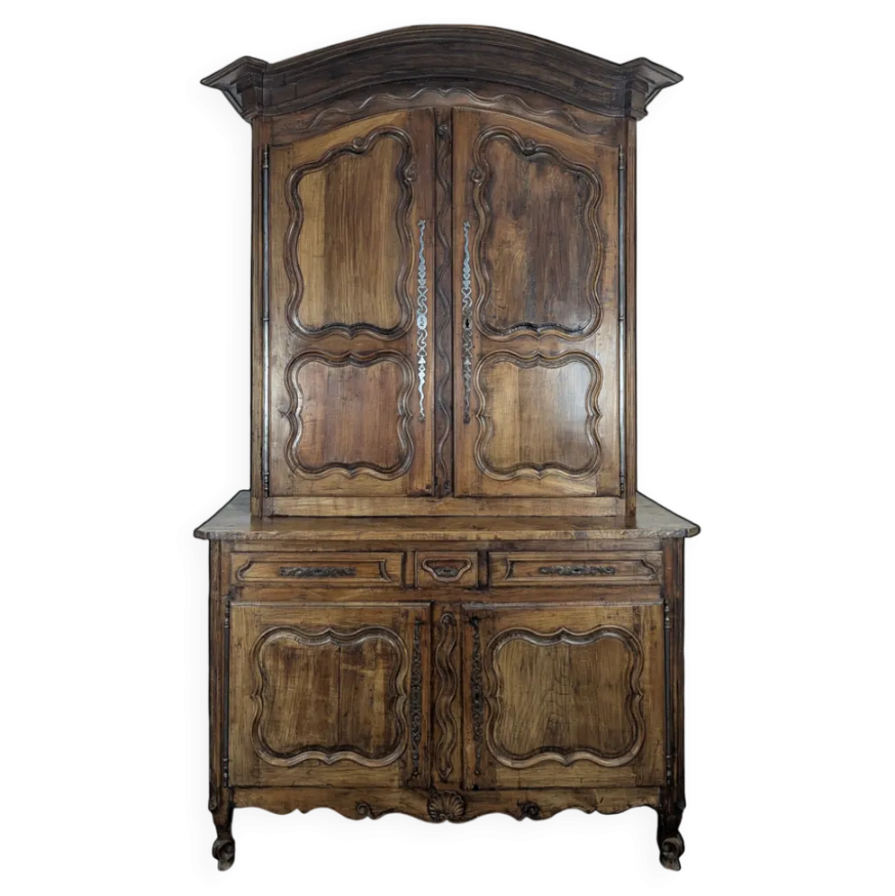 Buffet deux corps Louis XV en chêne à panneaux chantournés