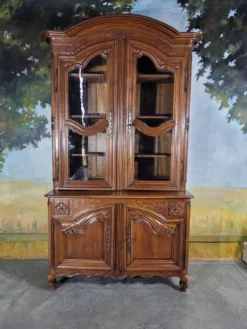 Buffet deux corps vitré en merisier époque Louis XV