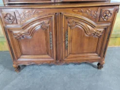 Buffet deux corps vitré en merisier époque Louis XV
