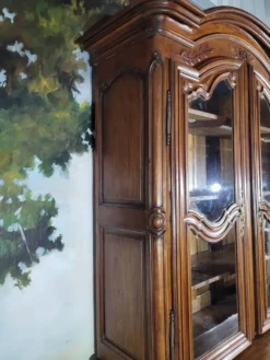 Buffet deux corps vitré en merisier époque Louis XV