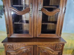 Buffet deux corps vitré en merisier époque Louis XV