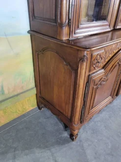 Buffet deux corps vitré en merisier époque Louis XV