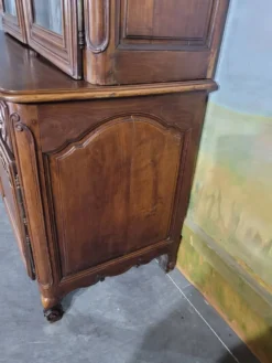 Buffet deux corps vitré en merisier époque Louis XV
