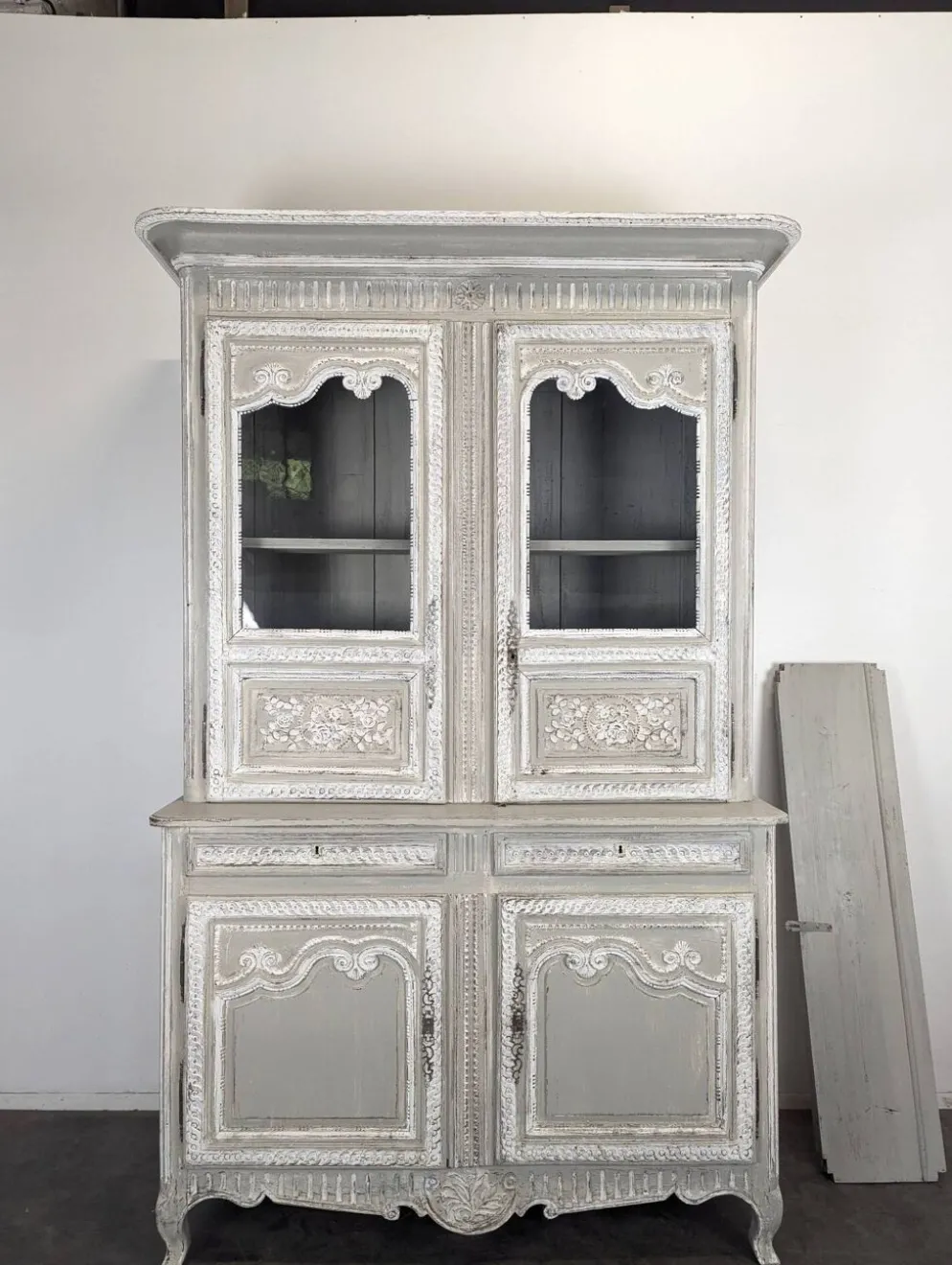 Buffet deux corps vitré normand en chêne patiné gris et blanc