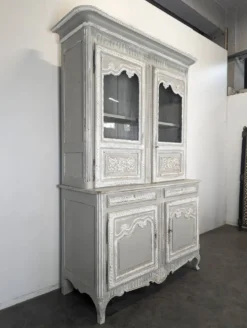 Buffet deux corps vitré normand en chêne patiné gris et blanc