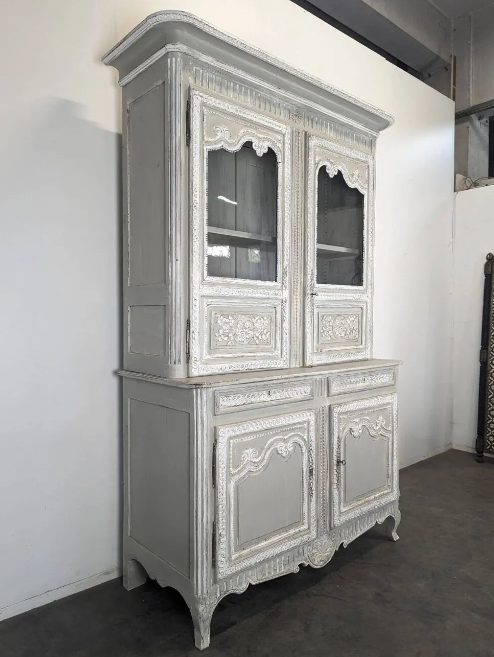 Buffet deux corps vitré normand en chêne patiné gris et blanc