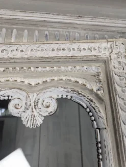 Buffet deux corps vitré normand en chêne patiné gris et blanc