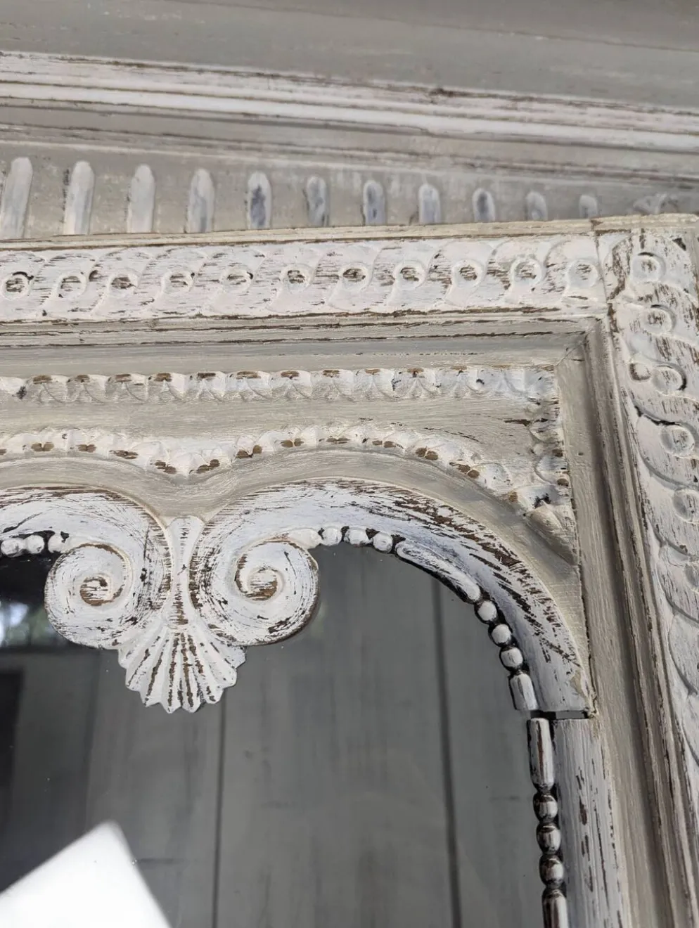 Buffet deux corps vitré normand en chêne patiné gris et blanc