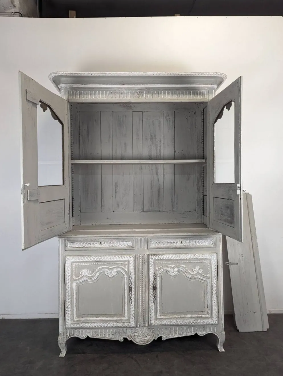 Buffet deux corps vitré normand en chêne patiné gris et blanc