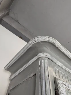 Buffet deux corps vitré normand en chêne patiné gris et blanc