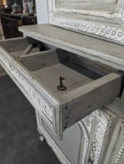 Buffet deux corps vitré normand en chêne patiné gris et blanc