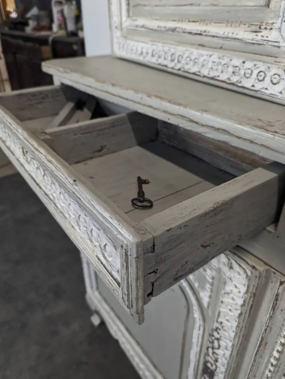 Buffet deux corps vitré normand en chêne patiné gris et blanc