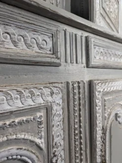 Buffet deux corps vitré normand en chêne patiné gris et blanc
