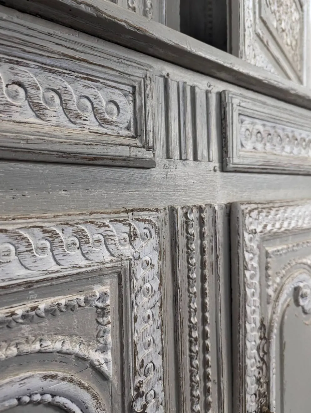 Buffet deux corps vitré normand en chêne patiné gris et blanc