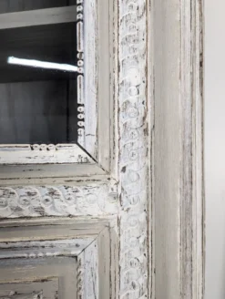 Buffet deux corps vitré normand en chêne patiné gris et blanc