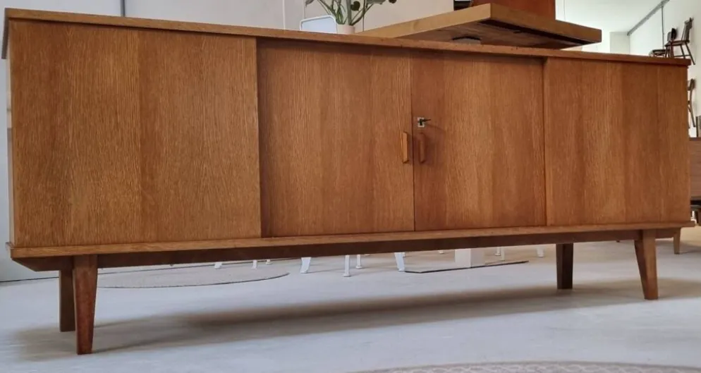 Buffet du milieu du siècle