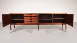 Buffet en bois Arne Hovmand Olsen pour Mogens Kold, Danemark, vers 1960.